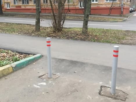 В первом Кирпичном переулке установили антипарковочные столбики